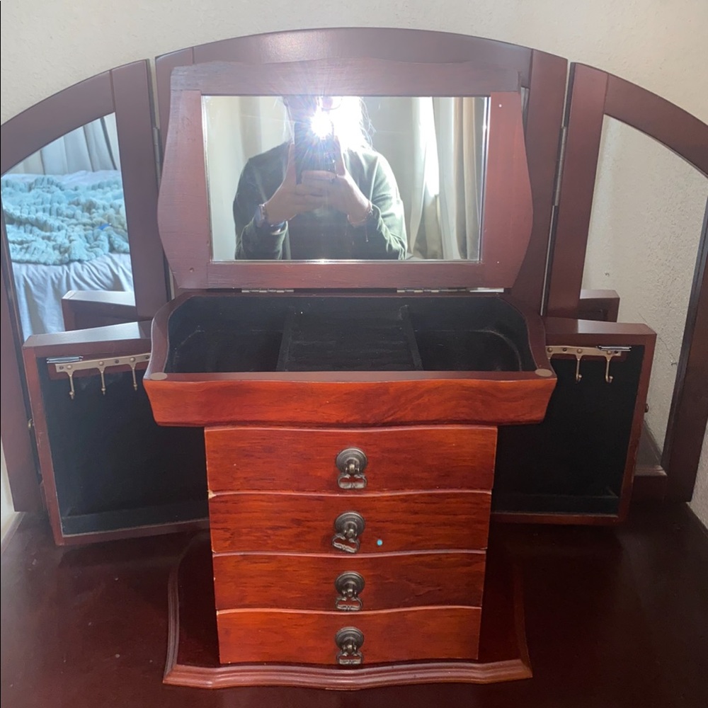 Kathy Ireland jewelry box